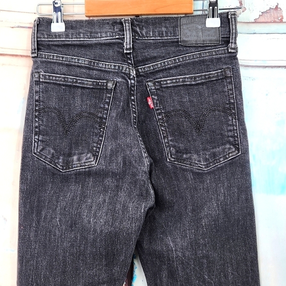 Levi's Premium Wedgie fit Straight Fit Jeans - Picture 5 of 8